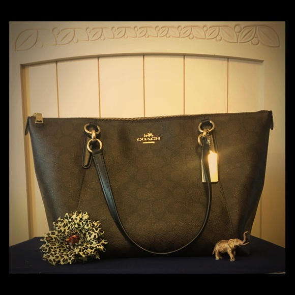 Coach Handbags - 👜 Beautiful Authentic Coach Bag